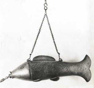 Trinkgefäß der Augsburger Fischer. Fischform. Metall, getrieben. 1698
