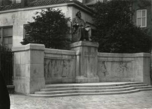 Denkmal für den Physiologen und Augenarzt Frans Cornelis Donders : Denkmal für den Physiologen und Augenarzt Frans Cornelis Donders. Stein, Bronze (um 1920). Utrecht