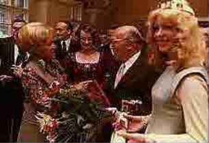 Feier im Bauhof zum 70.Geburtstags Heinz Schmeissners: Gratulation durch Frau Gerardi