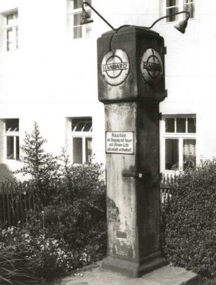 Dorfchemnitz, Hauptstraße 74. Zapfsäule einer Standard-Tankstelle (um 1935)