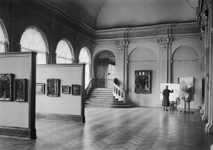 Kopistin im Saal der altdeutschen Meister : Gemäldegalerie. Kopistin im Saal der altdeutschen Meister