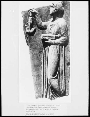 Fragment einer Grabstele mit Dienerin