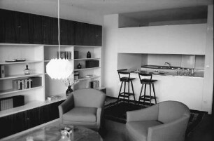 Freiburg; Landwasser: Musterwohnung im zweigeschossigen Wohnblock (Eigentumswohnung); Wohnzimmer mit Blick zur abgeteilten Küche