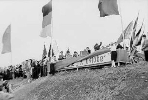 Weihe der Sportstätte 7. Oktober - Enthüllung des Namenszuges 7.Oktober, Fahnen der Deutschen Demokratischen Republik und der Sowjetunion, auf einem Plakat des Porträt Walter Ulbrichts : Weihe der Sportstätte 7. Oktober - Enthüllung des Namenszuges 7. Oktober