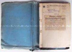 Dokumentation aus dem Büro des Polizeipräsidenten von Berlin mit aufgeklebten Zeitungsartikeln zum Reichstagsbrandprozess