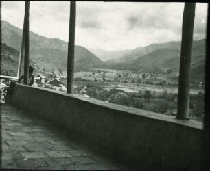 Blick von einer Terrasse ins Tal oberhalb von Valera