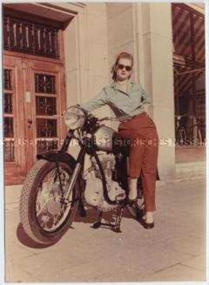 Werbefoto für das Simson-Motorrad AWO 425, aufgenommen in der Berliner Stalinallee