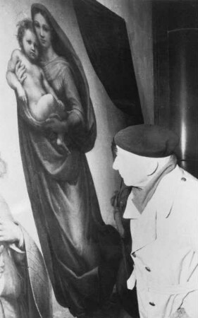 Ludwig Justi bei der Betrachtung der aus der Sowjetunion zurückgekehrten Sixtinischen Madonna von Raffael