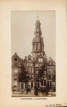 Waalse Kerk (Walenkirche), Amsterdam: Turmansicht mit Häuserfassade