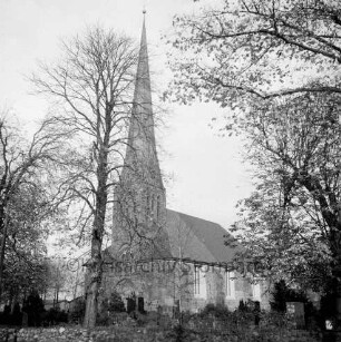 Friedenskirche nach Grundsanierung: Außenansicht von Südwesten: vorn Kirchhof und Bäume