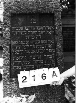 Grabstein 216 (Index: 100094413) Material: Granit Zustand: abgeblättert Maße HxBxT: 154x53x24 cm Beschreibung: konische Stele, gieblartiger Abschluß, Schriftplatte Besonderheit: gereimter 3-Zeiler: Grabstein 216A