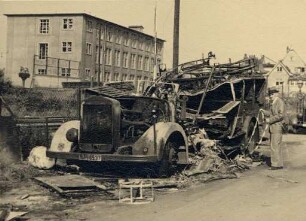 Zerstörungen Zweiter Weltkrieg. Ausgebrannter Löschwagen der F. u. E.- Bereitschaft
