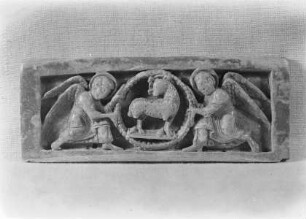 Agnus Dei zwischen Engeln