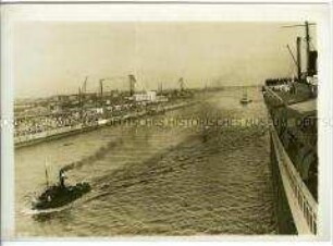 Menschenmenge an der Kaje von Bremerhaven verabschieden den Hochseepassagierdampfer "Bremen" zu seiner ersten Fahrt (Jungfernfahrt)