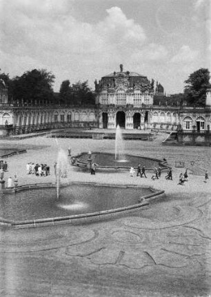 Dresden-Altstadt. Zwinger (1709-1728; M. D. Pöppelmann, B. Permoser). Wallpavillon und Bogengalerien sowie Zwingerhof mit Rasenspiegeln und Brunnenbecken