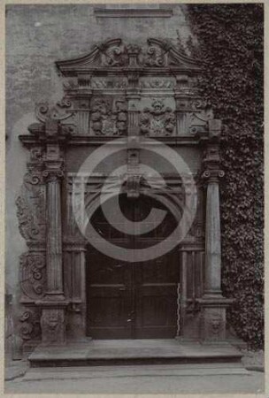 Portal im Schlosshof Carolath