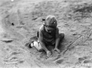 Ein Kind : Ein Kind spielt am Strand