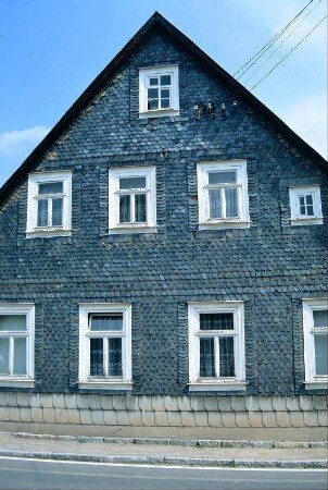 giebelständiges Wohnhaus, komplett verschiefert