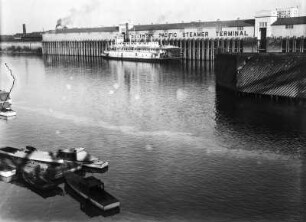 Auf dem Sacramento River : Blick vom Wasser auf einen Kai mit Schiff am Sacramento Fluss