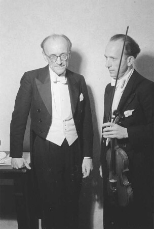 Rudolf Schulze, 1. Konzertmeister der Staatskapelle Berlin, mit Dirigent Prof. Artur Martin Rother, Kapellmeister der Städtischen Oper Berlin : Porträt von Rudolf Schulze und Prof. Artur Martin Rother