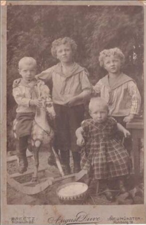 Foto von Kindern mit Spielzeug