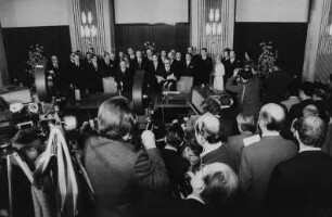 Die Staatssekretäre Egon Bahr und Michael Kohl unterzeichnen den Verkehrsvertrag zwischen der DDR und der BRD