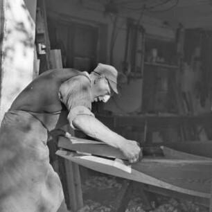 Die Handwerkliche Kunst des Kahnbaues in Kaupen bei Lübbenau. : Rjemjeslniske wuměłstwo čołmotwarstwa na Kupach pola Lubnjowa.
