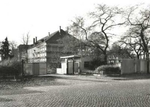 Dresden-Neustadt, Königsbrücker Straße 80. Kaserne (Staatshochbauamt Dresden I). Ansicht mit ehem. Einfahrt und Wache von der Tannenstraße