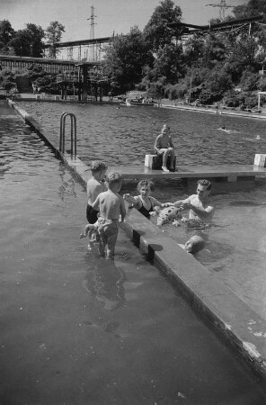 Bitterfeld. Schwimmbad. Nichtschwimmerbecken