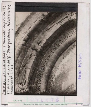 Aulnay, St. Pierre: Südliches Querschiff, Obergeschoss, Mittelfenster, Archivolten links