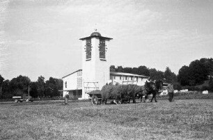 Percha: Kirche [St. Christophorus], Vordergrund Heuwagen