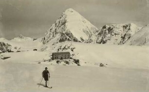 Italien. Ortlergruppe. Skiläufer vor Königsspitze (3857 m) mit Casati-Hütte (1922/1923)