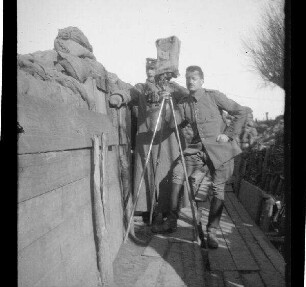 [Messines (=Mesen, Belgien)]: "Oberleutnant der Reserve Noell an der Beobachtungsstelle seiner Batterie", mit abgedecktem Scherenfernrohr
