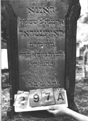 Grabstein 297 (Index: 100009320) Zustand: Rückseite: linke Hälfte abgebröckelt Maße HxBxT: 162x55x17 cm: Grabstein 297A