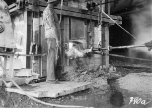 Im Werk : Arbeiter an einem Fabrikofen