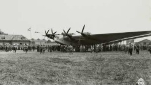 Flugplatz Dresden-Heller, Verkehrsflugzeug Junkers G-38 der Lufthansa und Besucher vor dem Abfertigungsgebäude