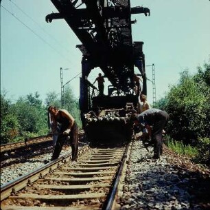 Reichsbahndirektion Dresden. Gleisbau. Facharbeiter für Eisenbahnbautechnik mit Gleisjochverlegekran