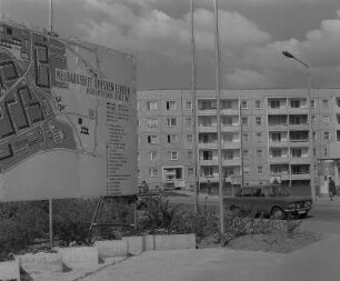 Dresden-Leuben. Wohnkomplex, mit Informationstafel über das Bauvorhaben