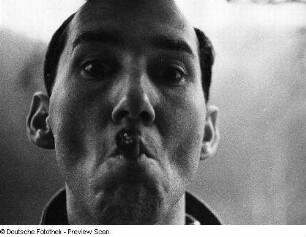 Achim Roth, ein Arbeitskollege des Fotografen an der Deutschen Hochschule für Filmkunst in Potsdam-Babelsberg, mit Zigarre