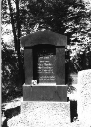 Grabstein 44 (Index: 100085020) Maße HxBxT: 200x92x25 cm Beschreibung: Ädikula mit Pfeilern, Giebel: Grabstein 44