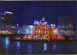 Brunnen auf dem Berliner Alexanderplatz bei Nacht