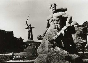 Wolgograd. Memorialkomplex auf dem Mamaihügel zum Gedenken an die Stalingrader Schlacht. Kriegerdenkmal gegen Kolossalstatue „Mutter Heimat ruft“ von J. W. Wutschetitsch