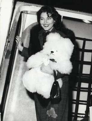 Ava Gardner [mit Plüschbär]