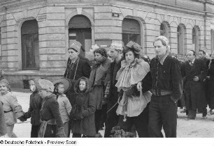 Kostümierte Narren bei einem Karnevalsumzug durch Markkleeberg