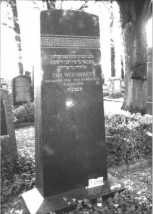 Grabstein 109 (Index: 100081907) Material: Granit Zustand: gut Maße HxBxT: 220x110x44 cm Beschreibung: leicht konische Stele, Sockel, Segmentbogenabschluß Symbolik: Mäanderfries Steinmetz: Metzger: Grabstein 109