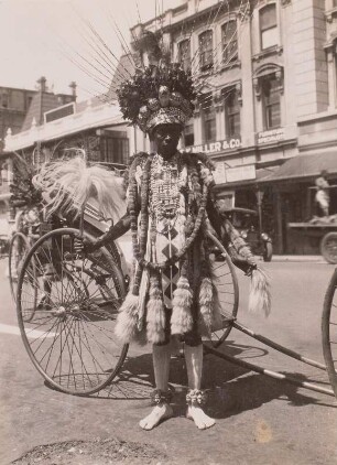 Rikschafahrer : Südafrika, Durban. Typischer Rikscha-Boy in vollem Schmuck, vor 1930