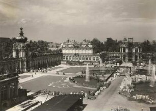 Dresden. Zwinger. Zwingehof mit dem fertiggestellten Kronentor und dem Mathematisch-Physikalischen Salon. Rechts: Wallpavillon im Wiederaufbau