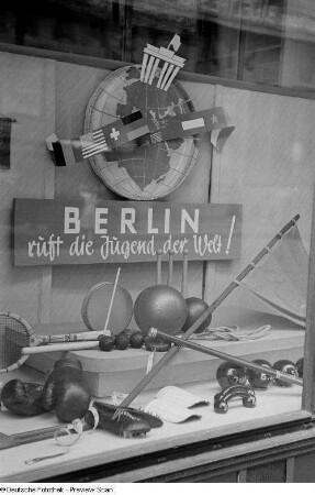 Schaufenster, dekoriert mit Werbung für die Weltfestspiele der Jugend und Studenten in Berlin