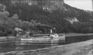Personen-Seitenraddampfer "Leipzig" (1929, Werft Laubegast) unterhalb der "Weißen Wände" bei Rathen
