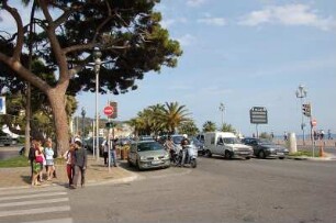 Nizza - Verkehr auf der Promenade : Verkehr, Promenade des Anglais, direkt am Meer. Aufgenommen in Nizza 2006